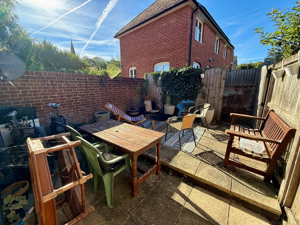 Lot: 88 - PERIOD FREEHOLD DOUBLE-FRONTED SHOP AND FLAT IN POPULAR VILLAGE LOCATION - Flat patio